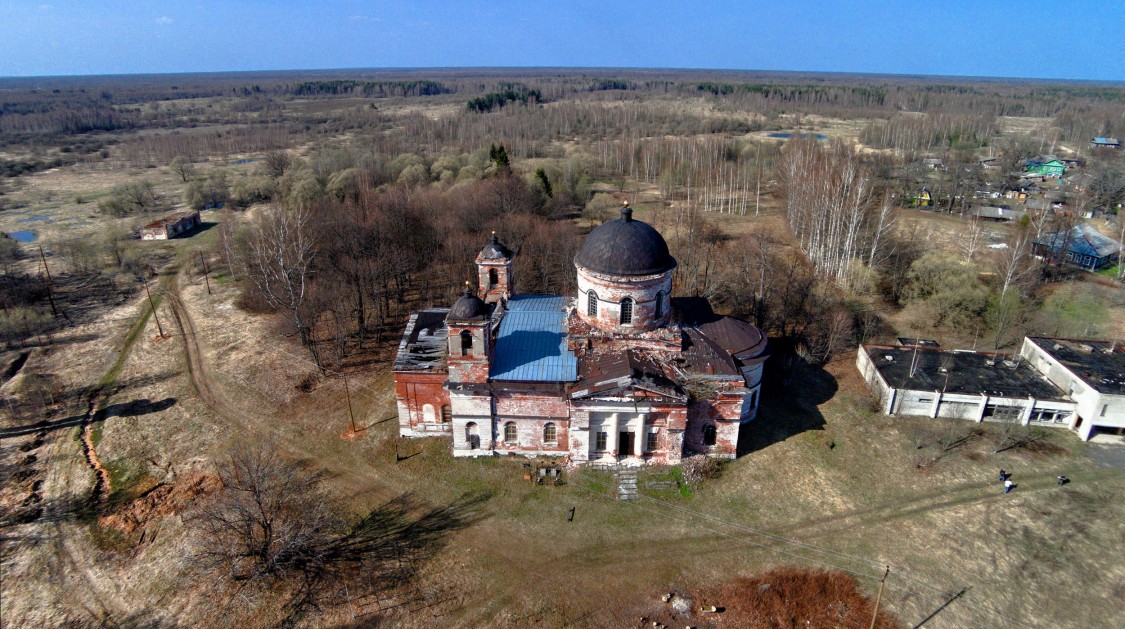 Печетово. Церковь Димитрия Солунского. общий вид в ландшафте