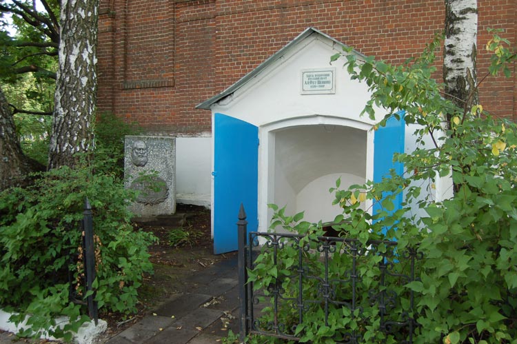 Церковь Покрова Пресвятой Богородицы, Клейменово (Орловский район, Орловская область). архитектурные детали, Склеп, где похоронен поэт А.А.Фет и его жена.