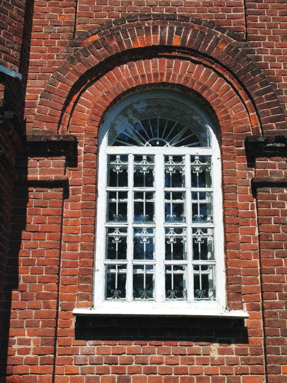 Церковь Покрова Пресвятой Богородицы, Клейменово (Орловский район, Орловская область). архитектурные детали, Полукруглые окна с металлической решеткой на южной стене храма
