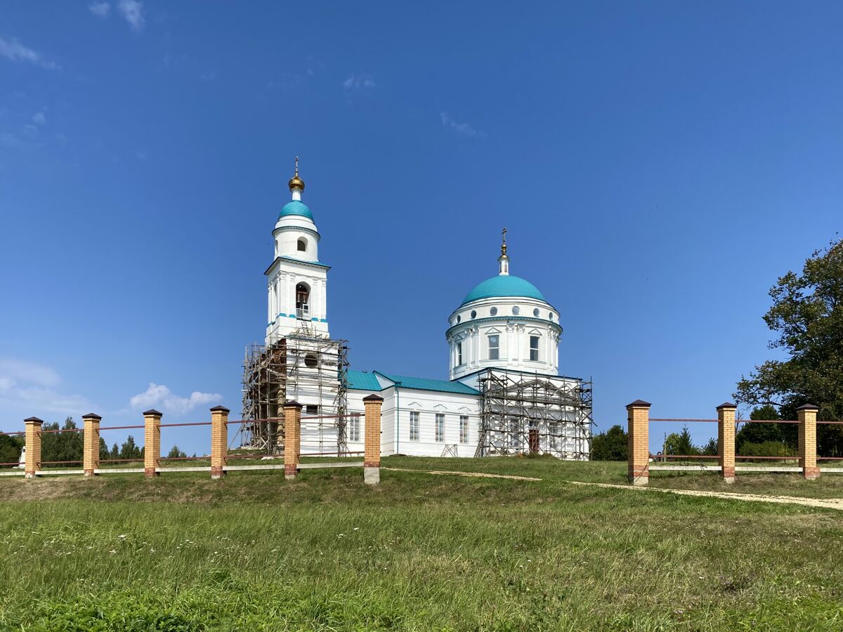 Церковь Казанской иконы Божией Матери, Паслово (Орловский район, Орловская область). документальные фотографии, Сооружается новая ограда