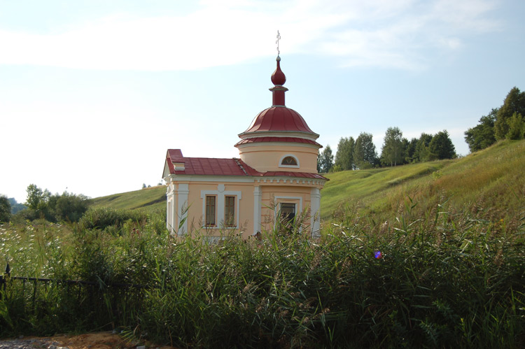 Часовня Владимирской иконы Божией Матери, Паслово (Орловский район, Орловская область). общий вид в ландшафте
