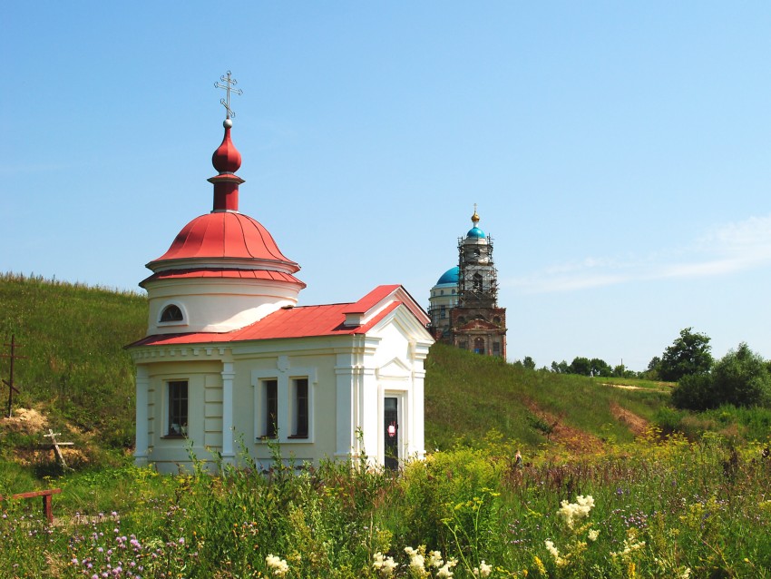 Часовня Владимирской иконы Божией Матери, Паслово (Орловский район, Орловская область). фасады, Вид на купальню с запада (на горизонте справа - Храм Казанской иконы Божией Матери в Паслово).