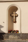Кафедральный собор Кирилла  и Мефодия, Ниша с распятием на фасаде храма<br>, Прага, Чехия, Прочие страны