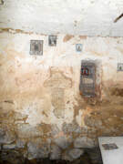 Часовня Николая Чудотворца, стена с вмурованным древним крестом<br>, Коломно, Печорский район, Псковская область