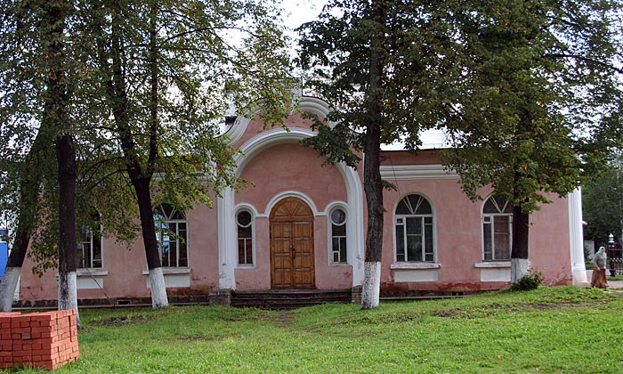 Церковь Александра Невского, Окуловка (Окуловский район, Новгородская область). дополнительная информация, Дом на участке церкви у ворот