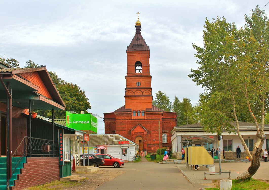 Окуловка. Церковь Александра Невского. общий вид в ландшафте