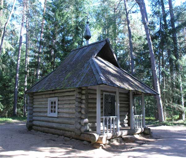 Часовня Михаила Архангела, Михайловское (Пушкиногорский район, Псковская область). общий вид в ландшафте