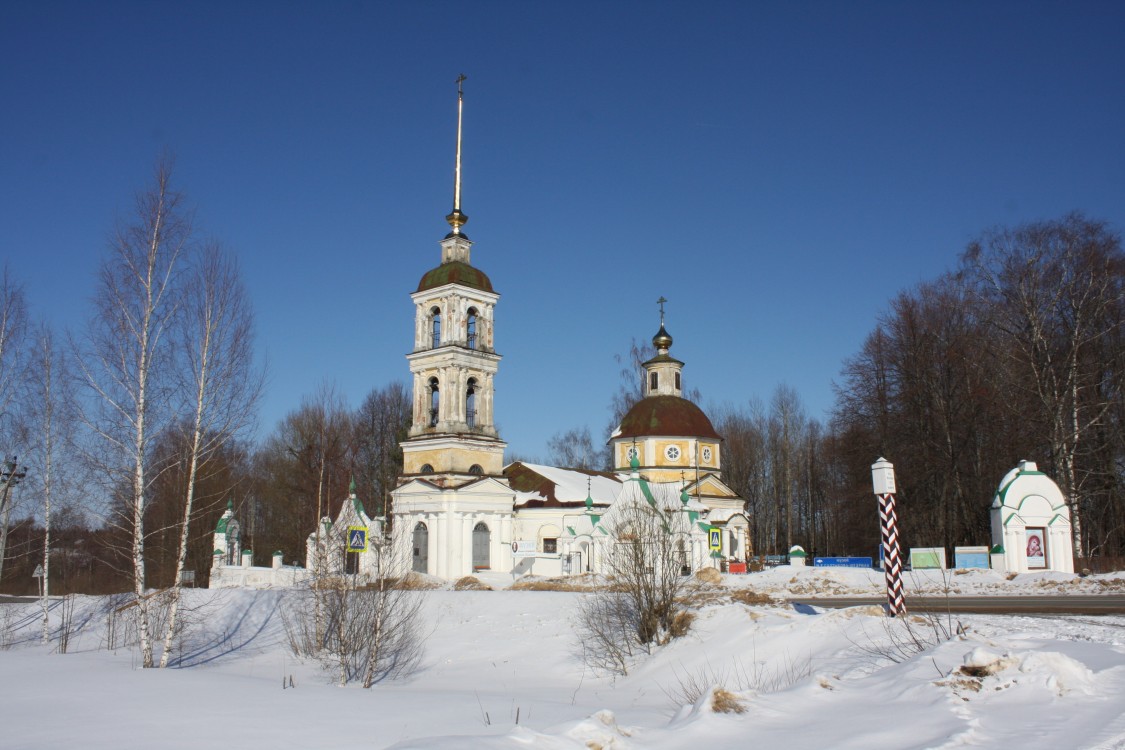 Церковь Преображения Господня, Спас-Угол (Талдомский городской округ и г. Дубна, Московская область). общий вид в ландшафте