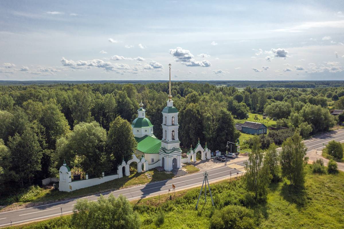 Церковь Преображения Господня, Спас-Угол (Талдомский городской округ и г. Дубна, Московская область). общий вид в ландшафте
