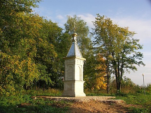Часовня Рождества Пресвятой Богородицы, Суздаль (Суздальский район, Владимирская область). общий вид в ландшафте, пер. Красноармейский) напротив Турцентра, на другом берегу Каменки. На месте Богородицкой церкви в Сельце (данные из туристической схемы Суздаля, изд. «Суздальская земля»).