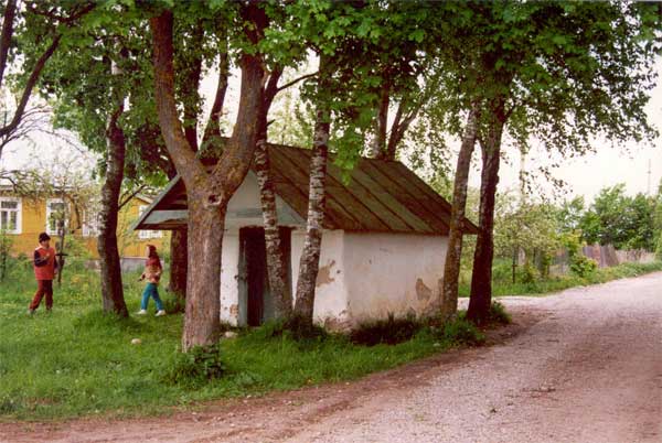 Изборск. Часовня Троицы Живоначальной. фасады