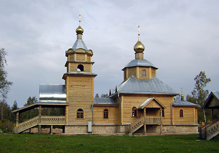 Благовещения Пресвятой Богородицы Никандрова пустынь. Церковь Николая и Александры, царственных страстотерпцев, Никандрова пустынь (Порховский район, Псковская область). фасады