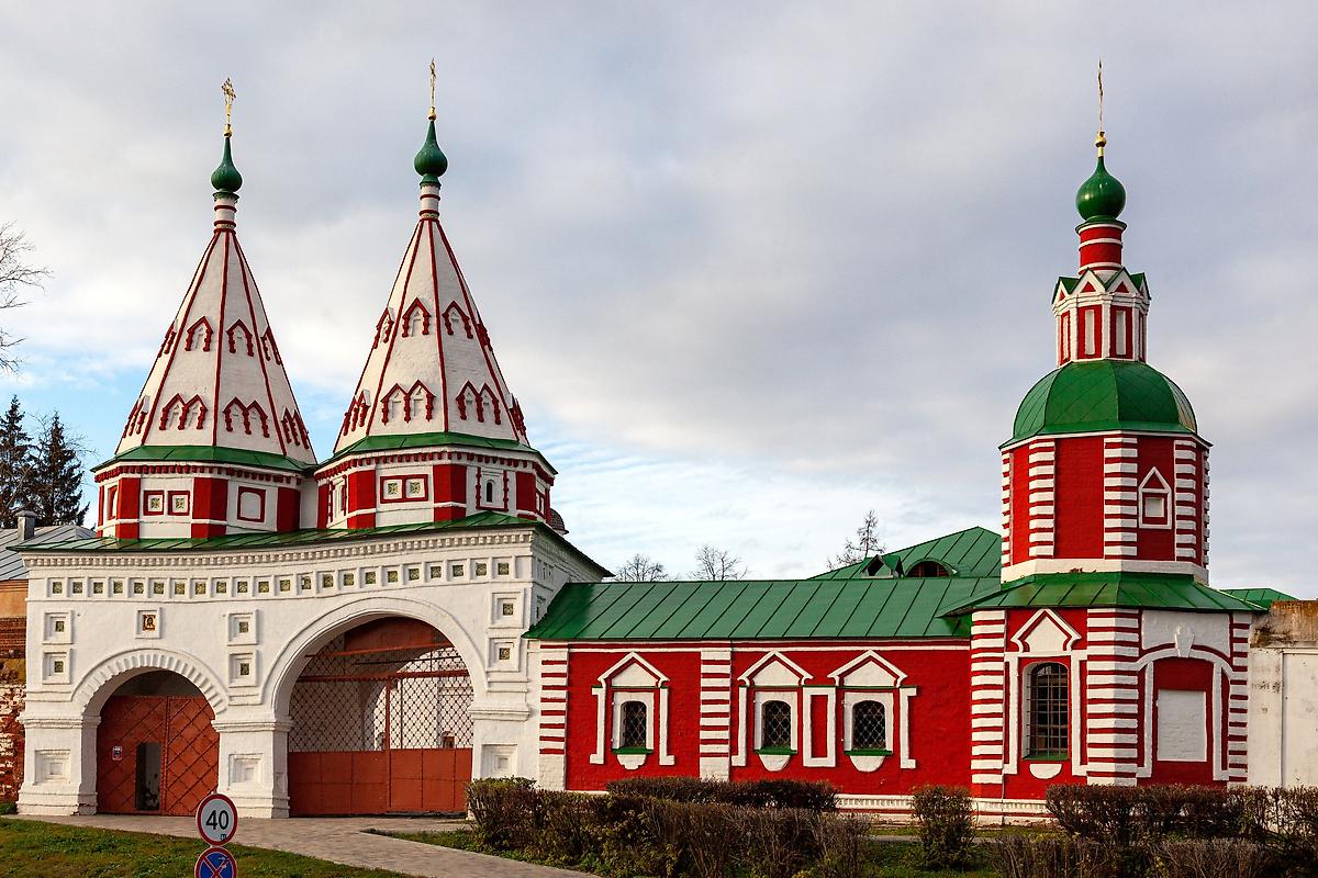 общий вид в ландшафте. Ризоположенский монастырь. Часовня в юго-восточной башне, Суздаль (Суздальский район, Владимирская область)