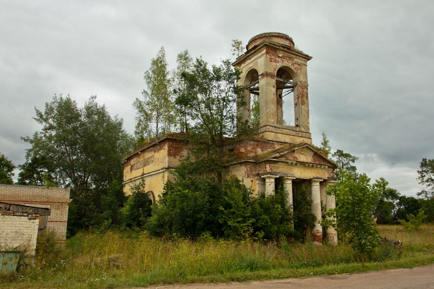 Церковь Илии Пророка, Красные Горки (Дедовичский район, Псковская область). общий вид в ландшафте
