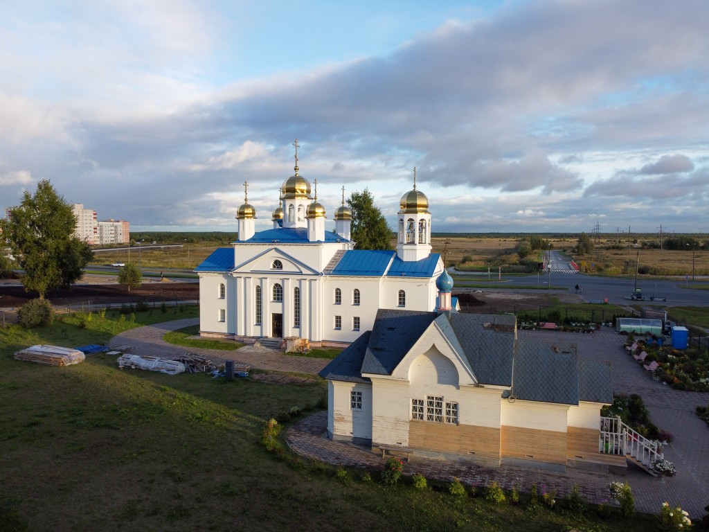 Северодвинск. Церковь Вениамина и Никифора Соловецких. общий вид в ландшафте