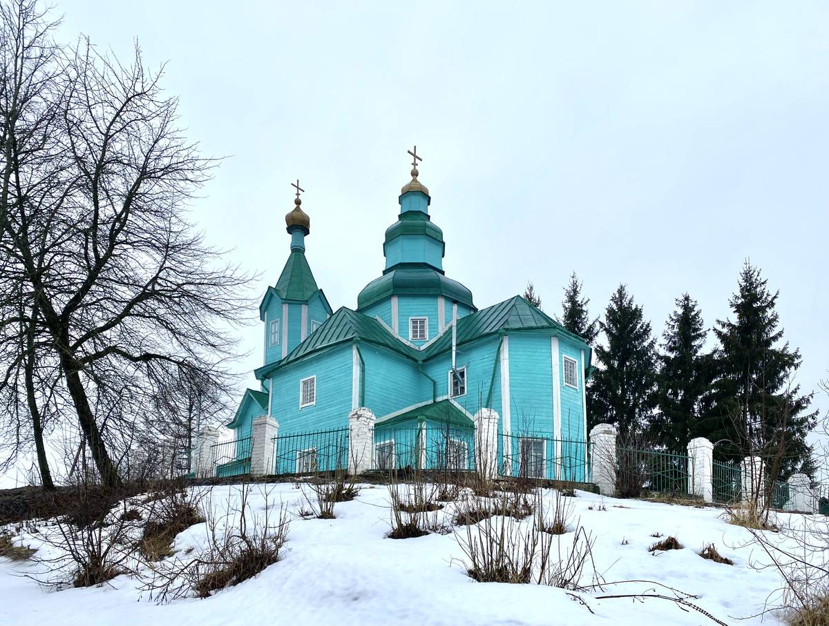 Вид с юго-востока, фасады. Церковь Сошествия Святого Духа, Плиссы (Невельский район, Псковская область)