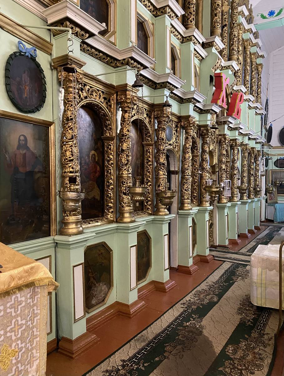 Иконостас, интерьер и убранство. Церковь Сошествия Святого Духа, Плиссы (Невельский район, Псковская область)