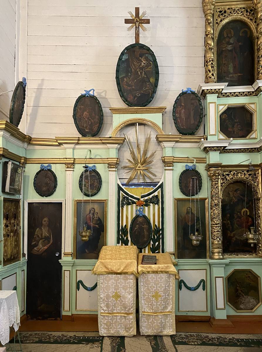 Иконостас левого придела, интерьер и убранство. Церковь Сошествия Святого Духа, Плиссы (Невельский район, Псковская область)