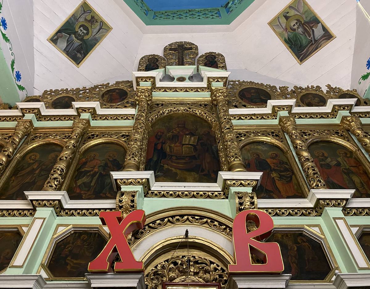 Верхняя часть иконостаса, интерьер и убранство. Церковь Сошествия Святого Духа, Плиссы (Невельский район, Псковская область)