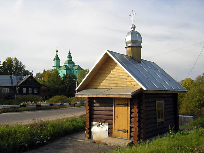 Часовня Покрова Пресвятой Богородицы, Плиссы (Невельский район, Псковская область). фасады, На заднем плане - Святодуховская церковь