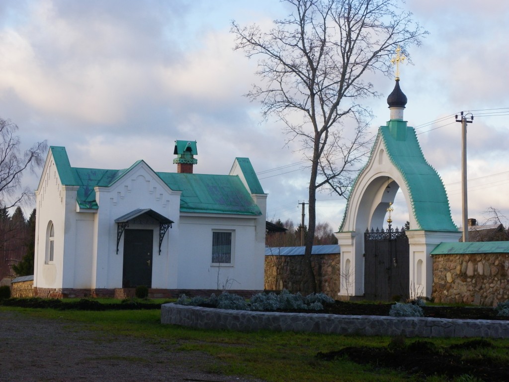 Троицкий Творожковский монастырь, Творожково (Струго-Красненский район, Псковская область). общий вид в ландшафте, Сторожка и Святые ворота
