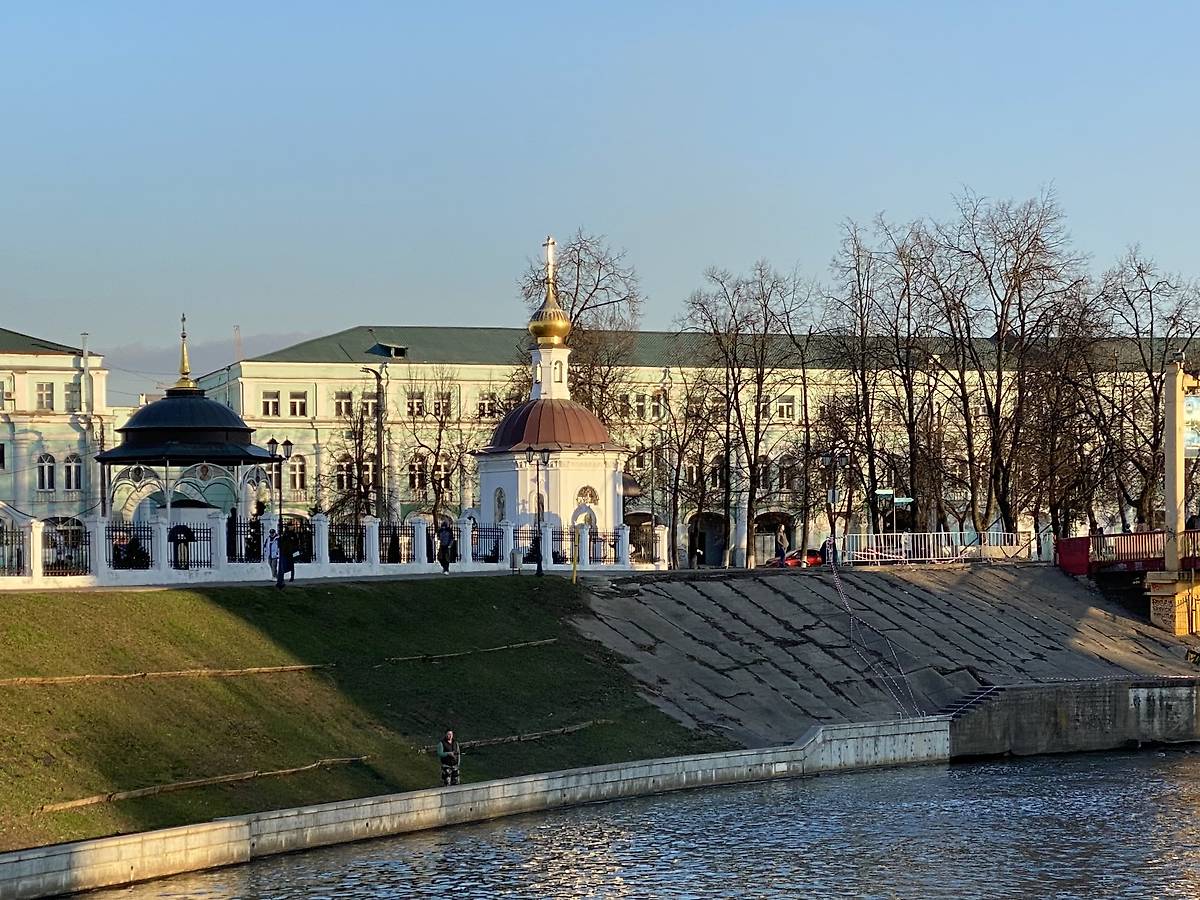 Вид с северо-запада через Орлик, общий вид в ландшафте. Часовня Всех Святых при соборе Богоявления Господня, Орёл (Орёл, город, Орловская область)