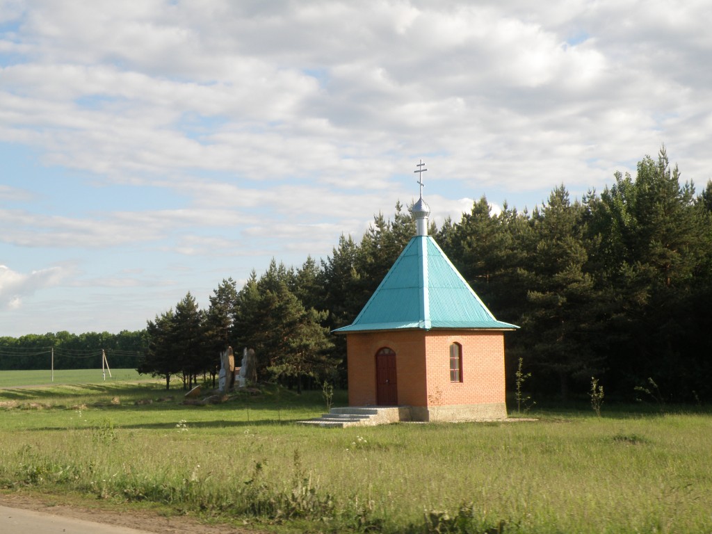 Часовня Покрова Пресвятой Богородицы, Судбищи (Новодеревеньковский район, Орловская область). фасады, Слева- памятник