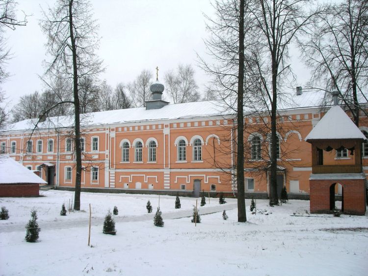 Одрино. Николо-Одрин женский монастырь. Церковь Трех Святителей в братском корпусе. общий вид в ландшафте