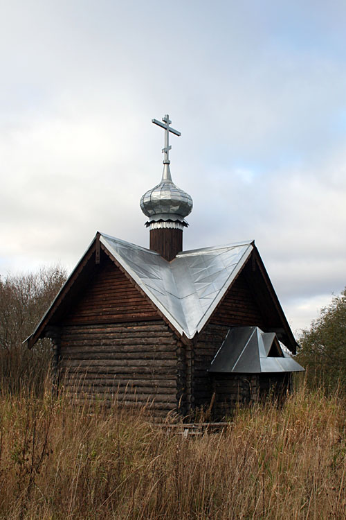 Неизвестная часовня, Песчаница (Волховский район, Ленинградская область). общий вид в ландшафте