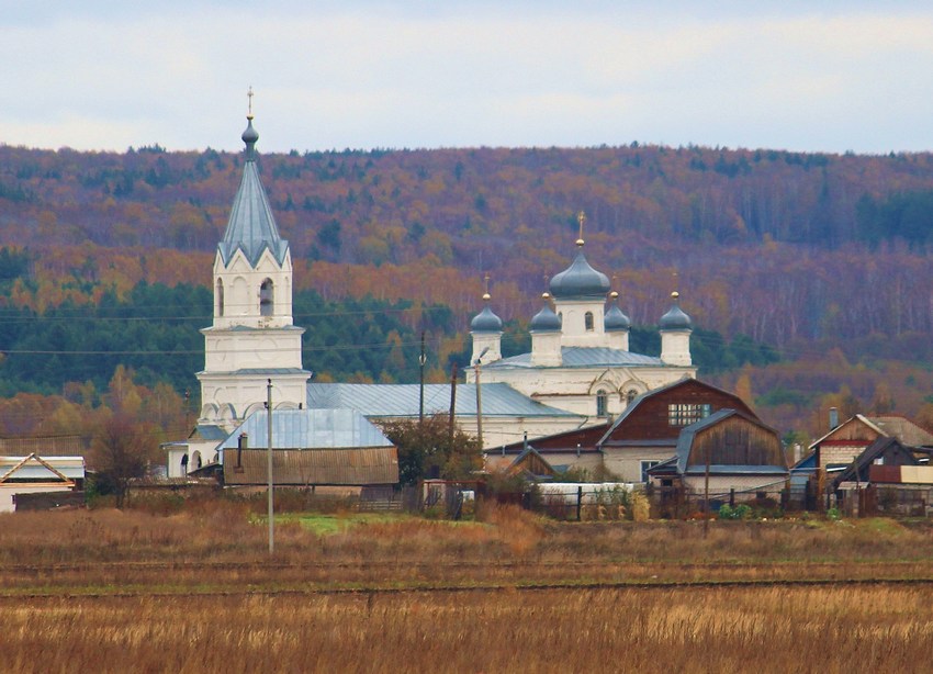 Церковь Троицы Живоначальной, Новосёлки (Арзамасский район и г. Арзамас, Нижегородская область). общий вид в ландшафте, Вид с трассы Арзамас-Саранск