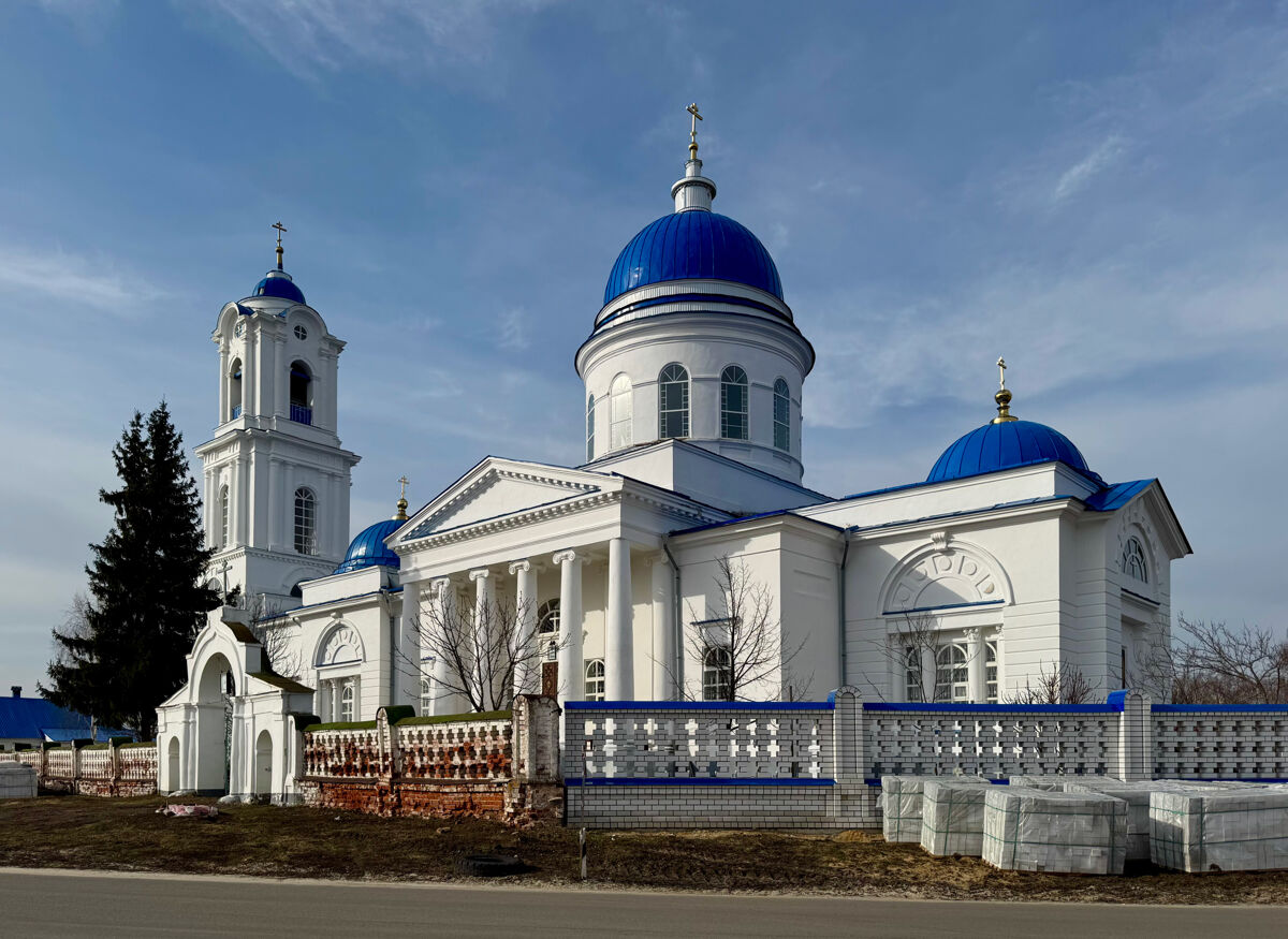 Церковь Троицы Живоначальной, Красный Бор (Шатковский район, Нижегородская область). фасады, Вид с юго-востока, идёт перестройка ограды