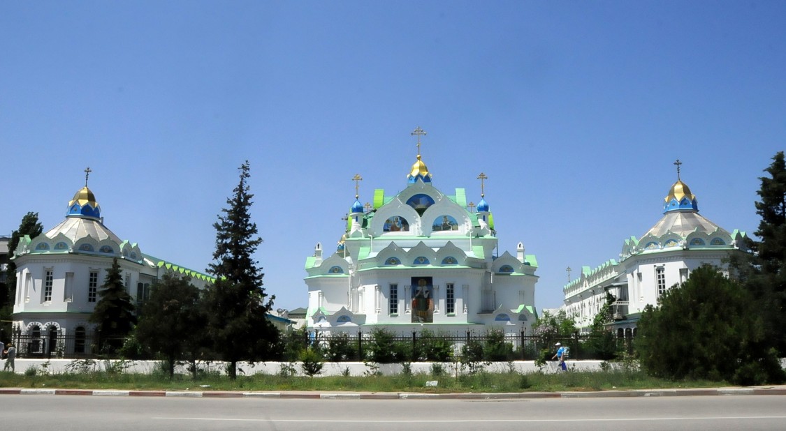 Феодосия. Церковь Екатерины на Архиерейском подворье. общий вид в ландшафте