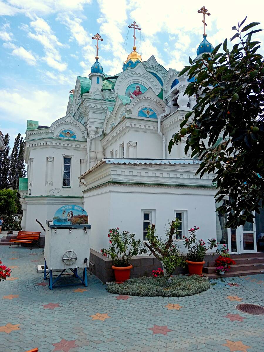 Церковь Екатерины на Архиерейском подворье, Феодосия (Феодосия, город, Республика Крым). общий вид в ландшафте