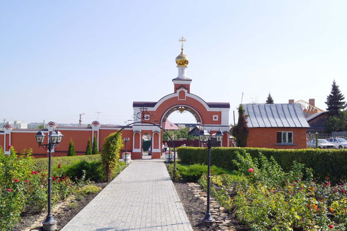Алексиевский женский монастырь, Саратов (Саратов, город, Саратовская область). дополнительная информация, Вид врат с территории монастыря