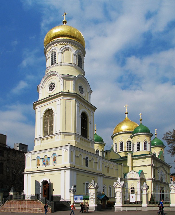 Кафедральный собор Троицы Живоначальной, Днепр (Днепровский район, Украина, Днепропетровская область). общий вид в ландшафте