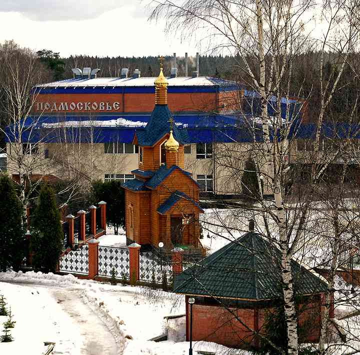 Аксаково. Часовня Петра и Павла. общий вид в ландшафте, Из окна пансионата 