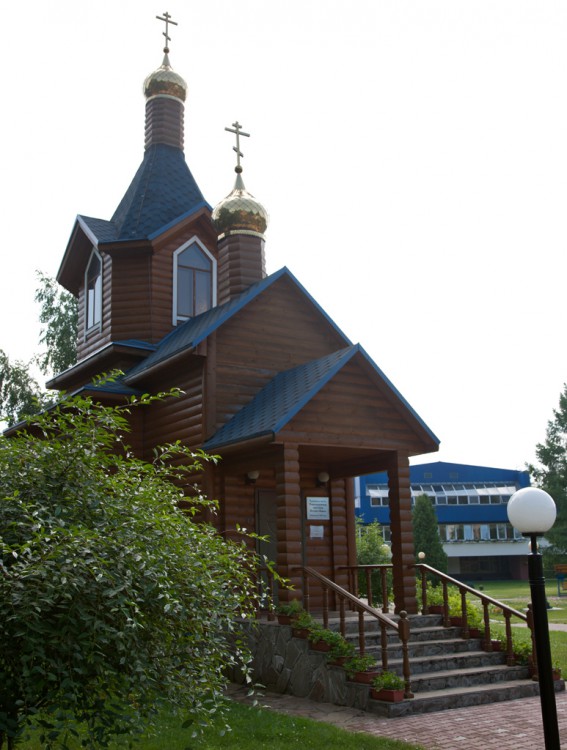 Часовня Петра и Павла, Аксаково (Мытищинский городской округ и гг. Долгопрудный, Лобня, Московская область). фасады, Часовня в честь Первоверховных апостолов Петра и Павла в Аксаково Мытищинского района Московской области. Вид с северо-запада, от пансионата «Берёзовая роща». Сооружена в 2005 году. 