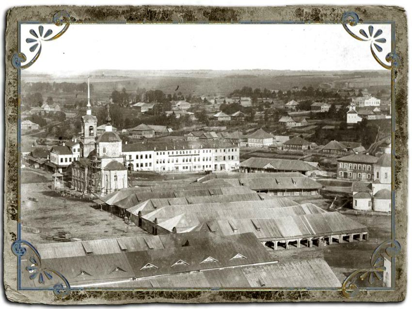 Церковь Спаса Нерукотворного Образа, Кашин (Кашинский городской округ, Тверская область). архивная фотография, Вид с колокольни Воскресенского собора на торговую площадь и храм Рождества Христова что на четырех улицах (Спасская церковь), 1880 год.Источник http://kashin.fo.ru/image/43440_Фотограф_Колотильщиков_В.А._г._Кашин#/image_240764 