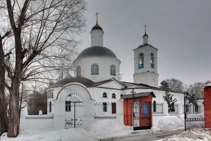 Церковь Тихвинской иконы Божией Матери в Среднем, Ступино (Ступинский городской округ, Московская область). общий вид в ландшафте