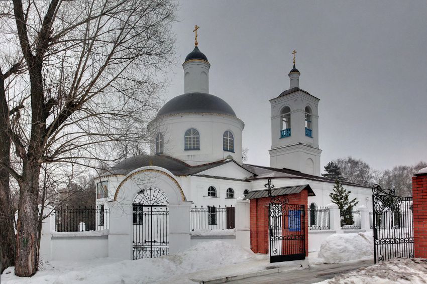 Ступино. Церковь Тихвинской иконы Божией Матери в Среднем. общий вид в ландшафте