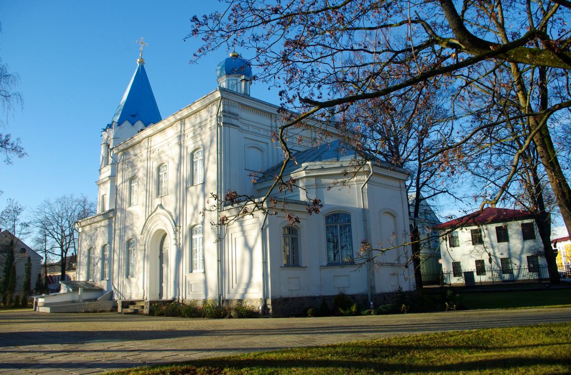 Тукумс. Церковь Николая Чудотворца. фасады, Южный фасад и алтарная часть церкви.