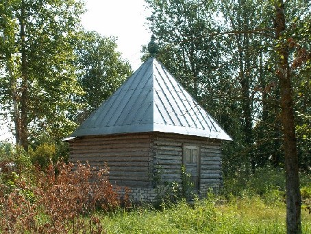 Неизвестная часовня, Новгородка (Пушкиногорский район, Псковская область). общий вид в ландшафте