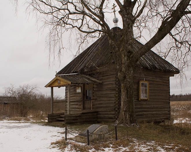 Залазы. Часовня Нила Столобенского. фасады, На переднем плане - памятный знак на месте встречи Пушкина и Кюхельбекера