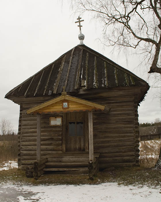 Часовня Нила Столобенского, Залазы (Струго-Красненский район, Псковская область). фасады, Вид с дороги Лудони - Боровичи