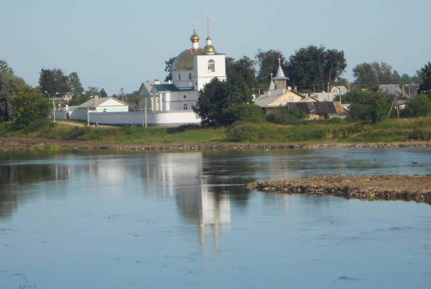 Остров. Симанский Спасо-Казанский монастырь. общий вид в ландшафте, вид с цепного моста