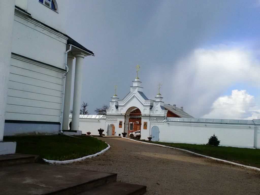 Симанский Спасо-Казанский монастырь, Остров (Островский район, Псковская область). архитектурные детали, Святые ворота, вид со стороны монастыря.