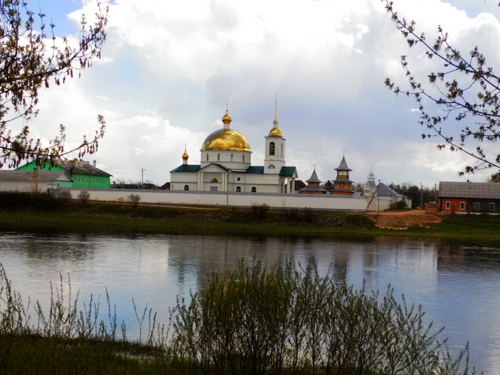 Остров. Симанский Спасо-Казанский монастырь. фасады, Вид со стороны реки Великой 
