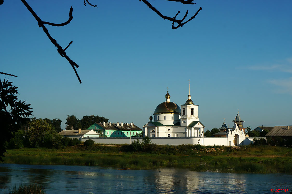 Остров. Симанский Спасо-Казанский монастырь. общий вид в ландшафте