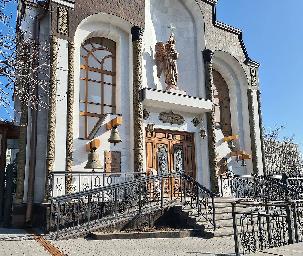 Западный фасад после реставрации, архитектурные детали. Церковь Казанской иконы Божией Матери на Калужской площади, Якиманка (Центральный административный округ (ЦАО), г. Москва)