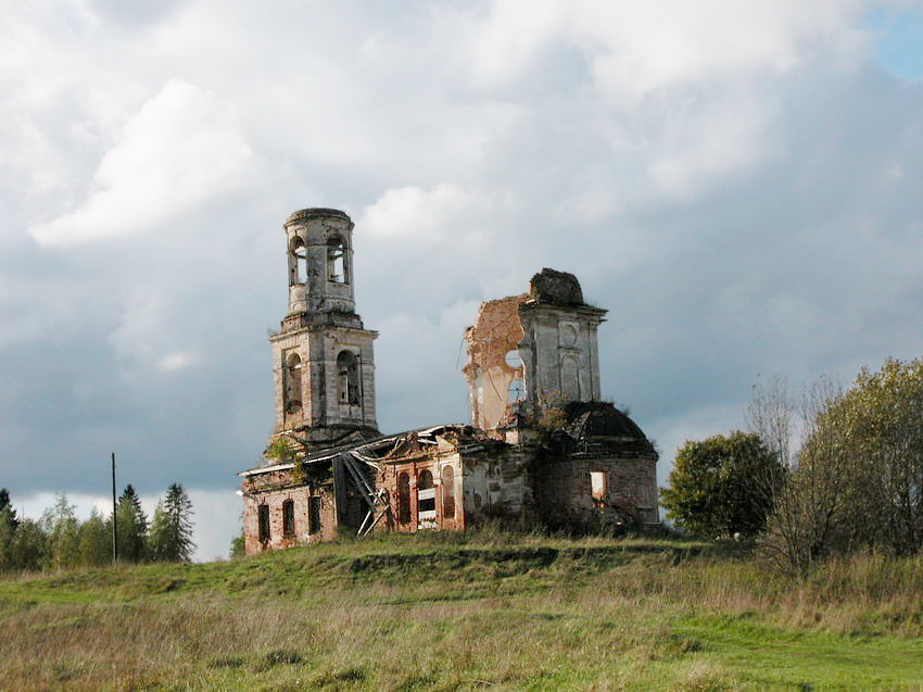 Новинка (Стерженский погост). Церковь Петра и Павла. фасады, Вид храма со стороны оз. Стерж. Обрушена южная часть восьмерика